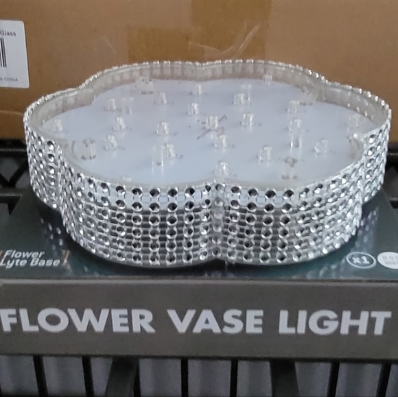 Flower shaped vase light - Picture 3 of 3